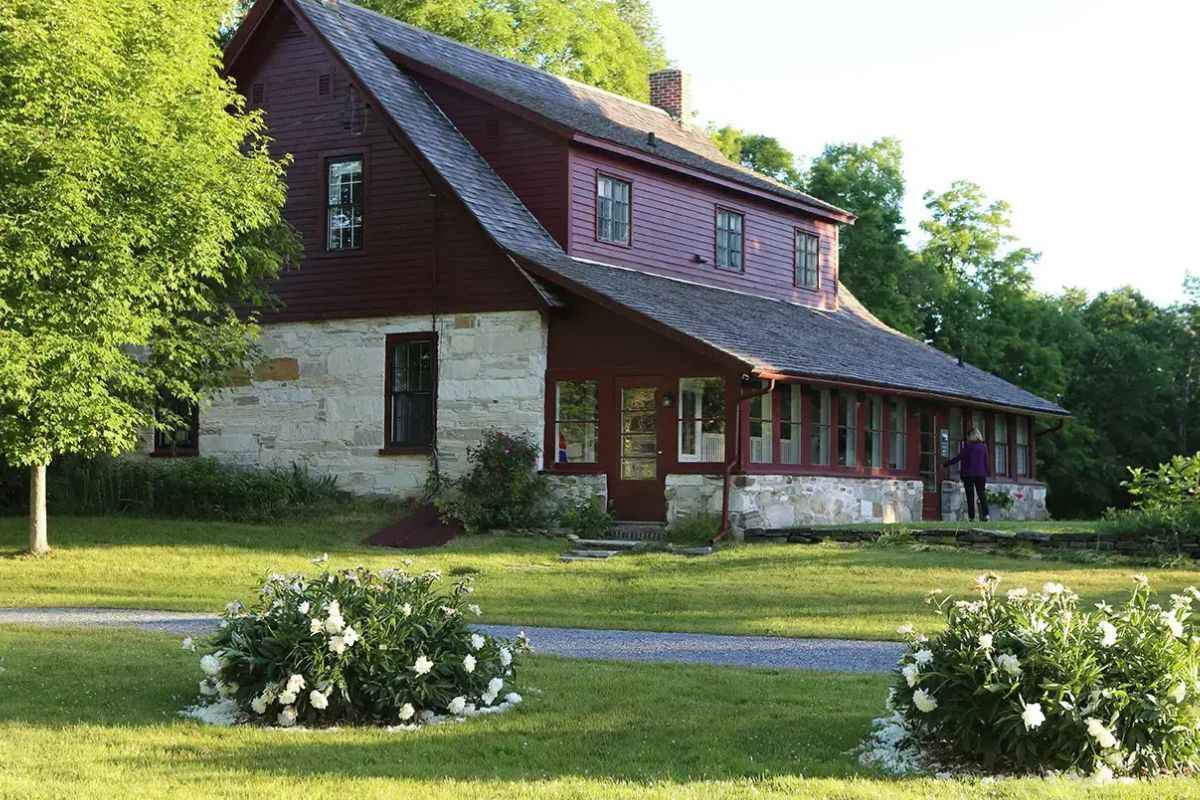 vermonts-secret-farm-getaway-robert-frosts-summer-muse