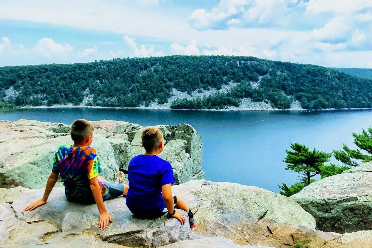 Wisconsin8217s-Secret-Lake-With-Rocky-Bluffs-And-Clear-Waters wisconsins-secret-lake-with-rocky-bluffs-and-clear-waters