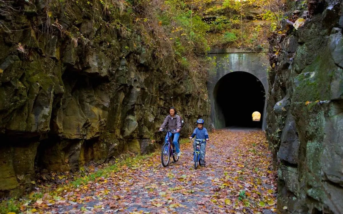 hidden-paths-of-illinois-cave-valley
