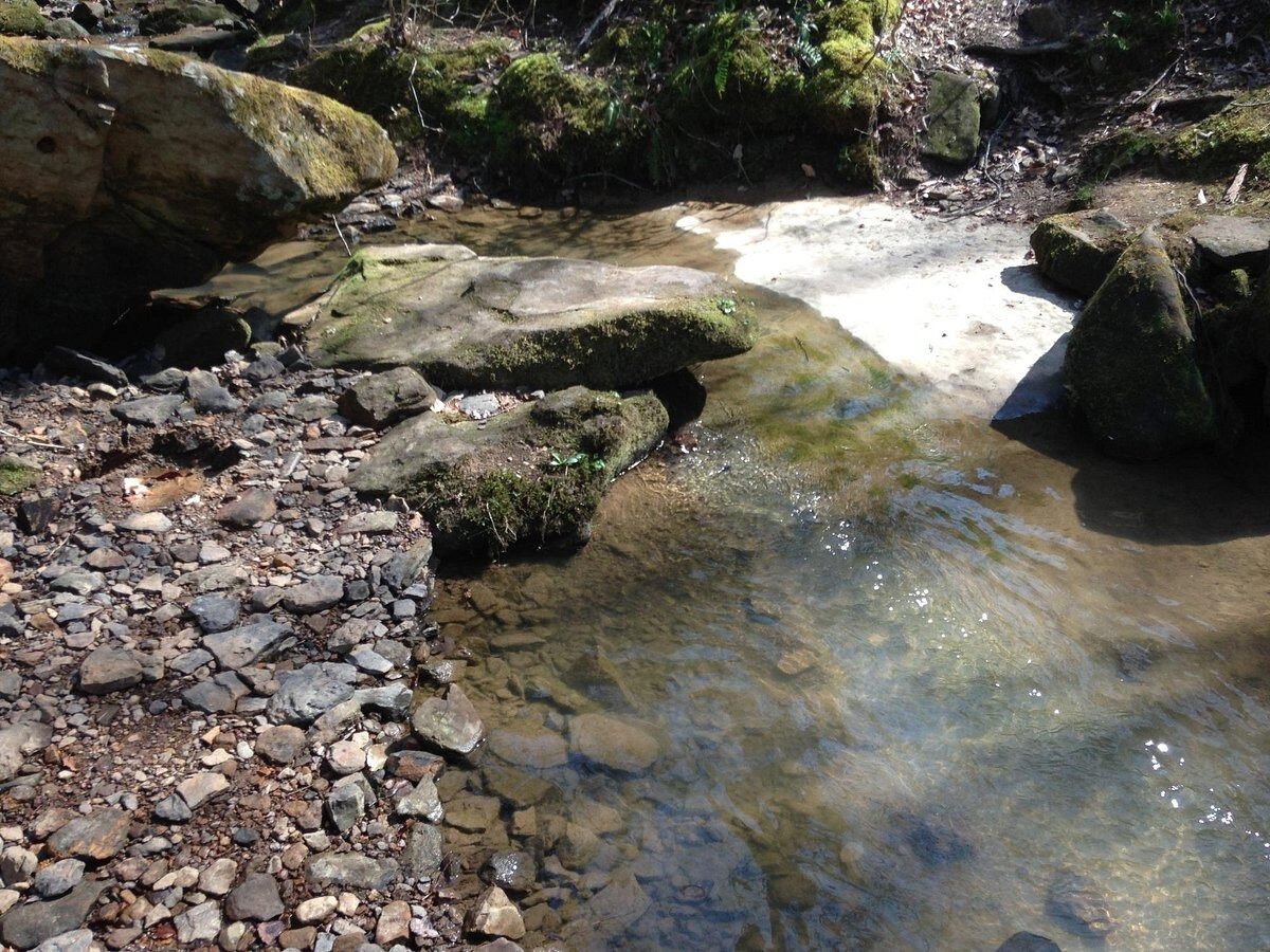 hidden-waterfall-at-shanty-hollow-lake