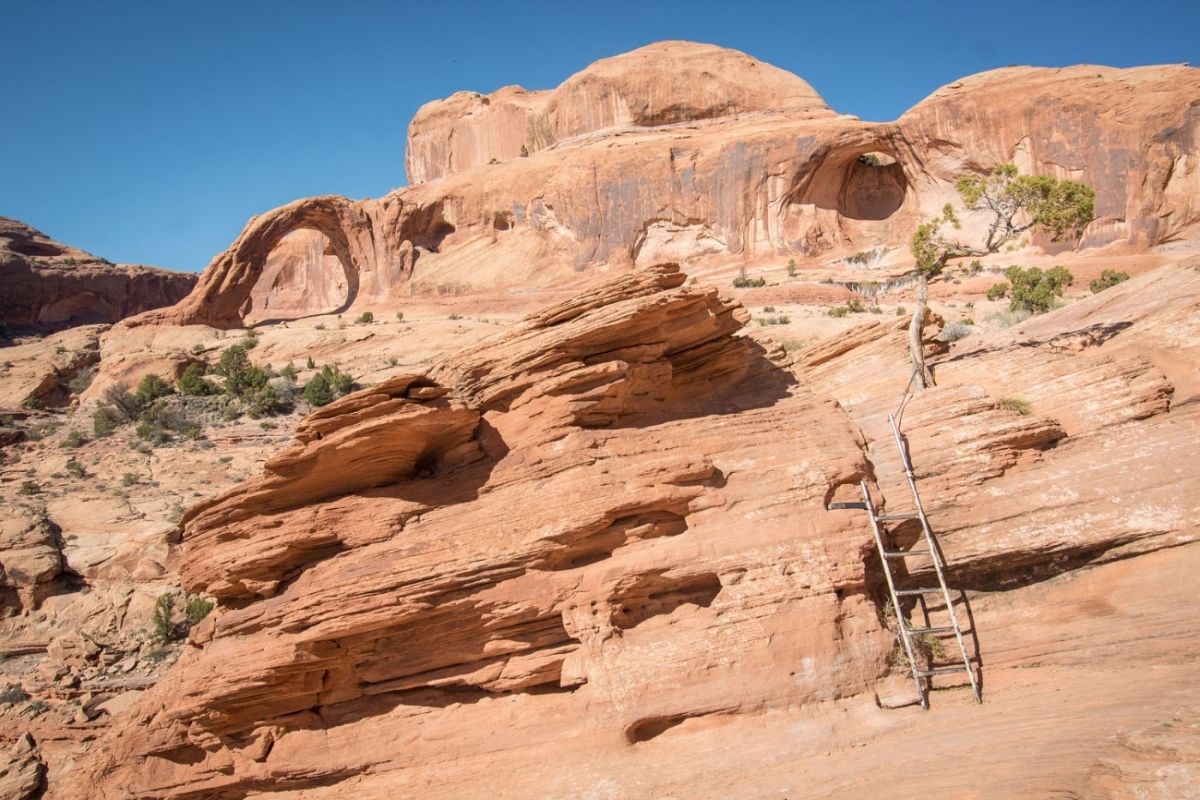 mysteries-behind-utahs-corona-arch-footprints