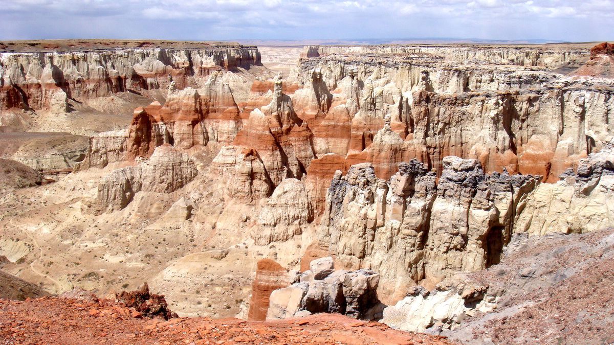 mysteries-of-arizonas-coal-mine-canyon