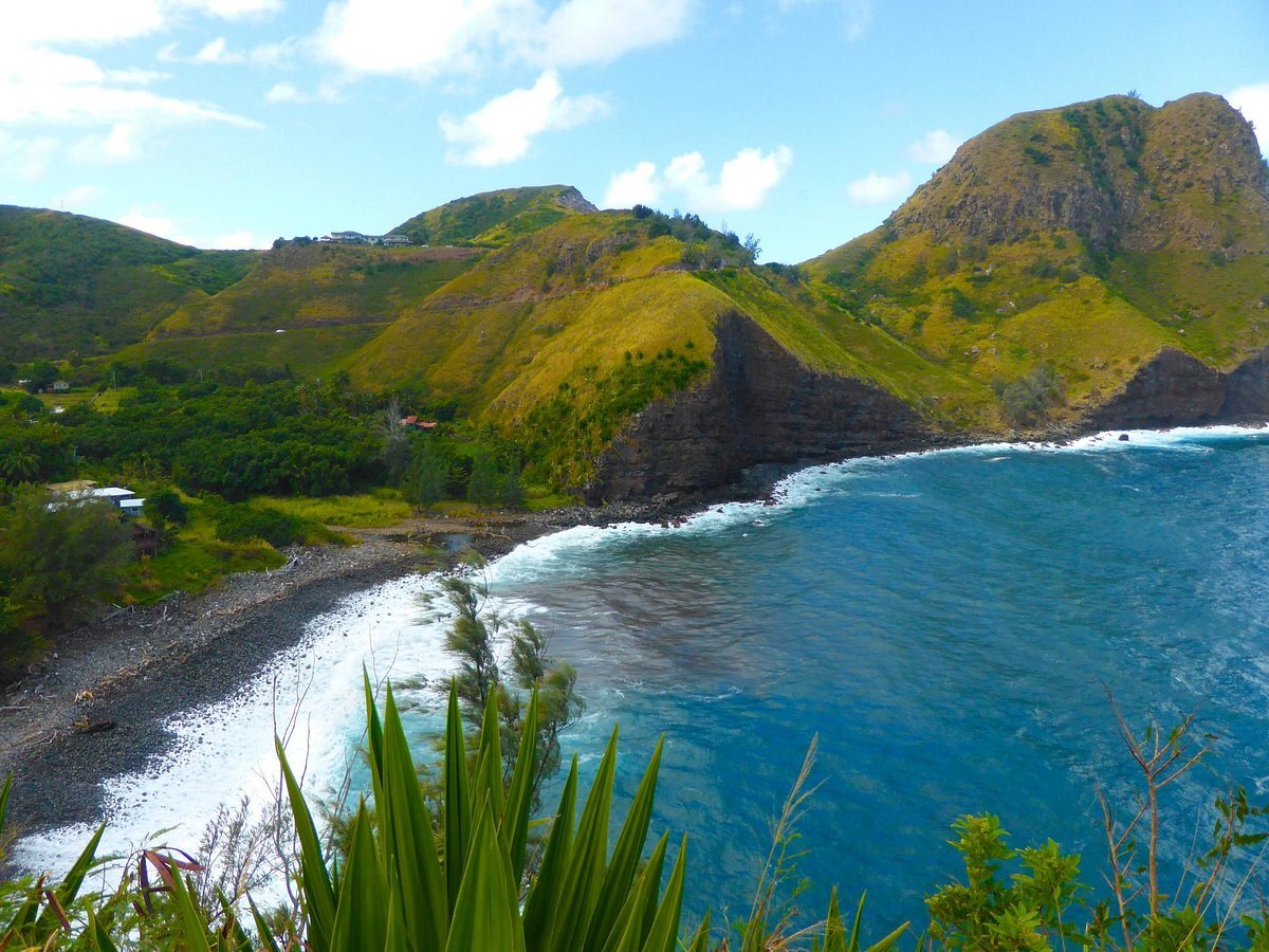 mysteries-of-hawaiis-kahakuloa-head