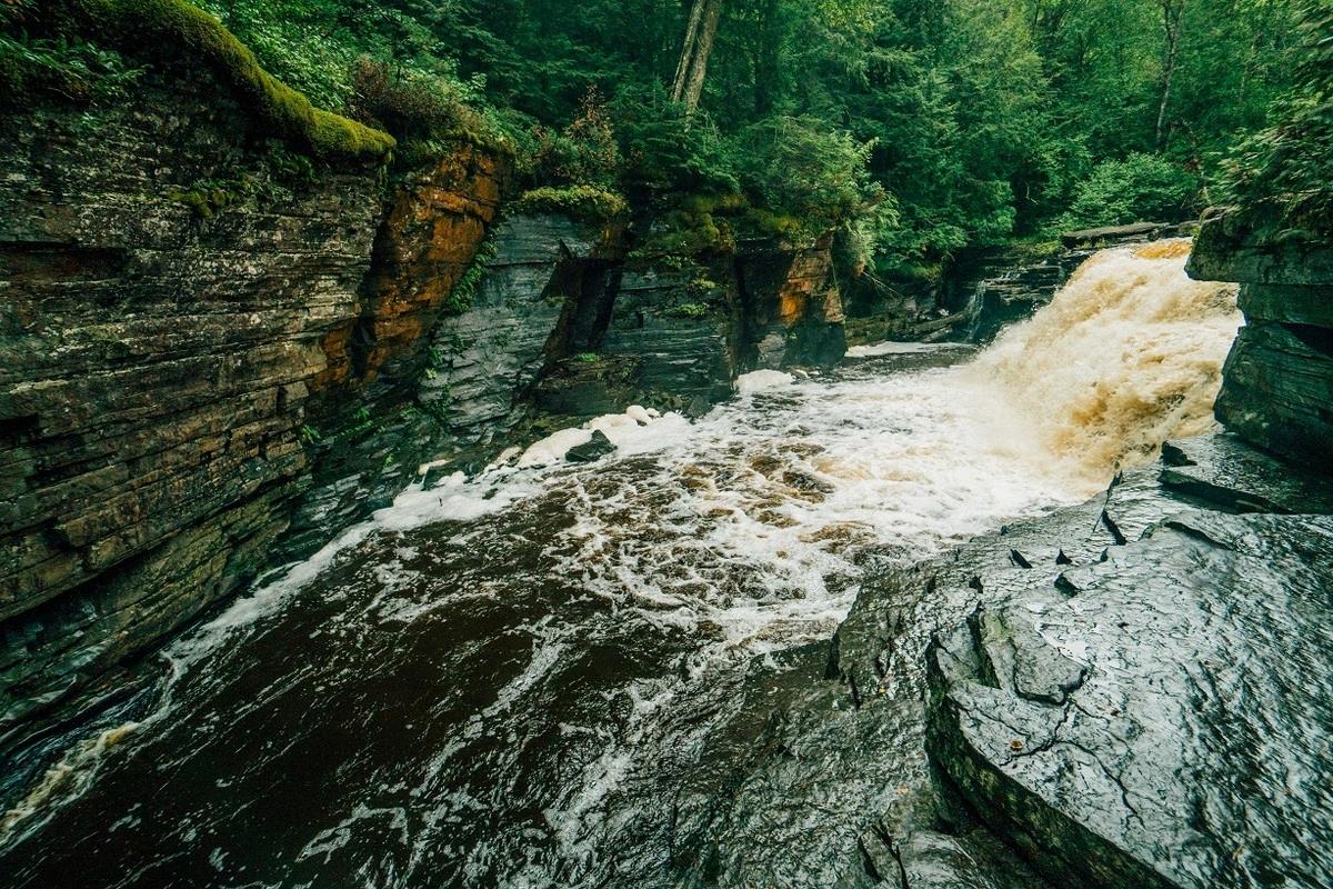 mysteries-of-michigans-canyon-falls-trails