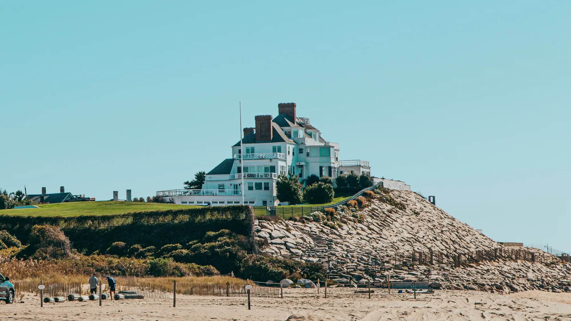 mysteries-of-rhode-islands-green-hill