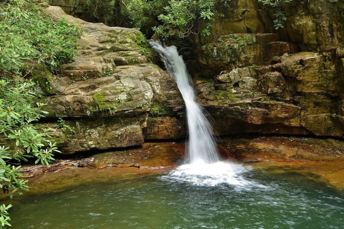 mysteries-of-tennessees-blue-hole-falls