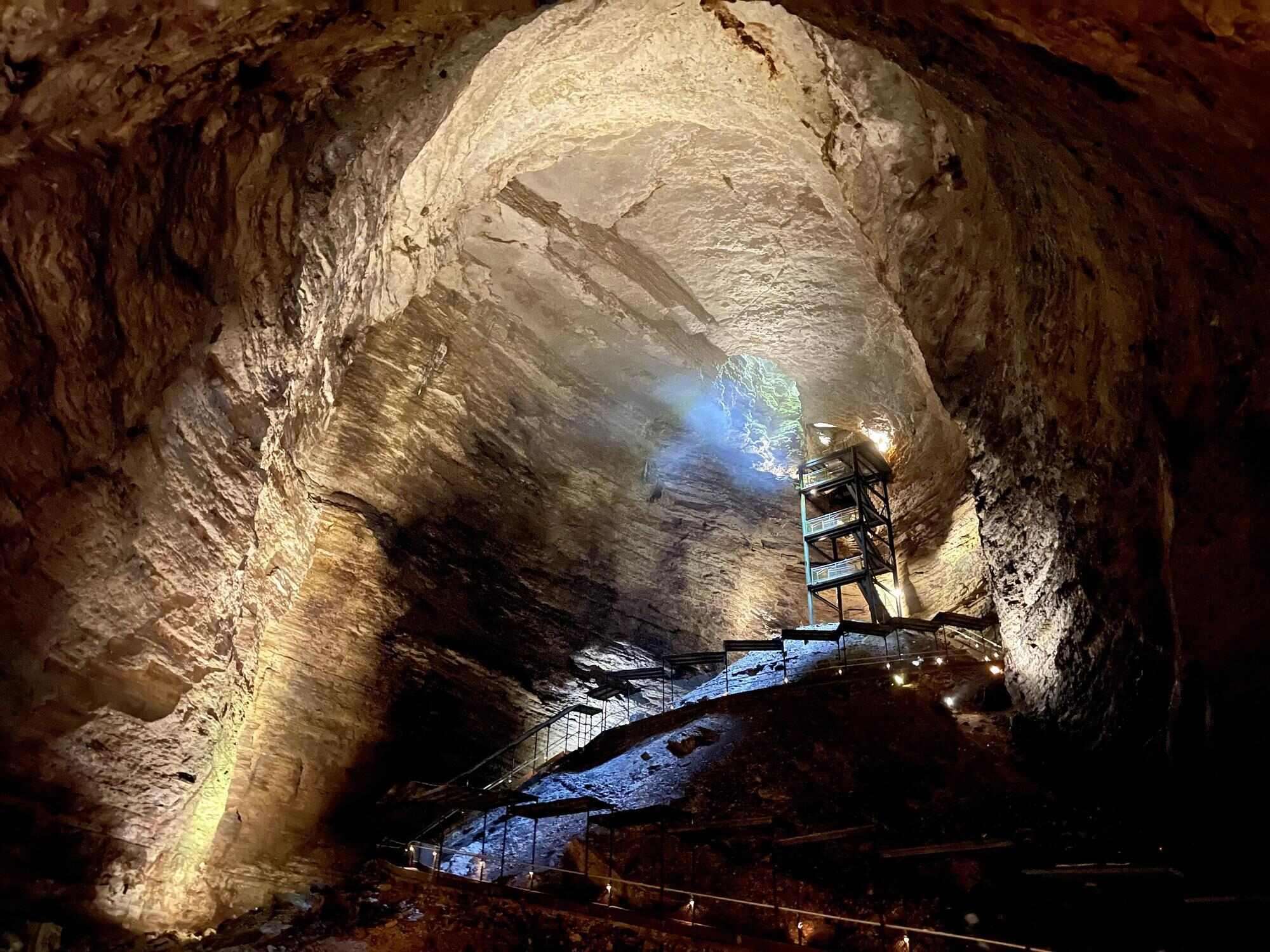 mystery-caves-beneath-missouris-climax-springs