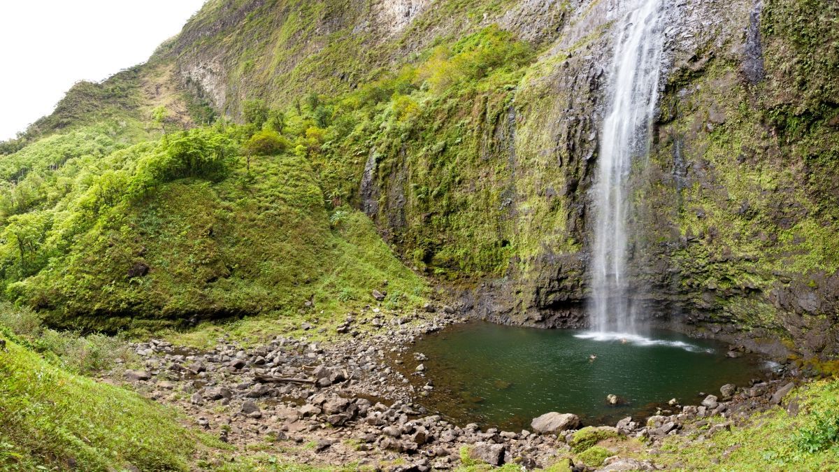 mystery-of-hawaiis-hanakapiai-falls-waters
