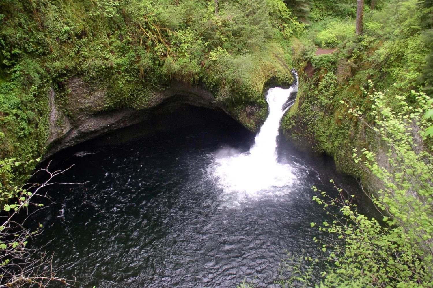 mystery-of-oregons-punch-bowl-waters