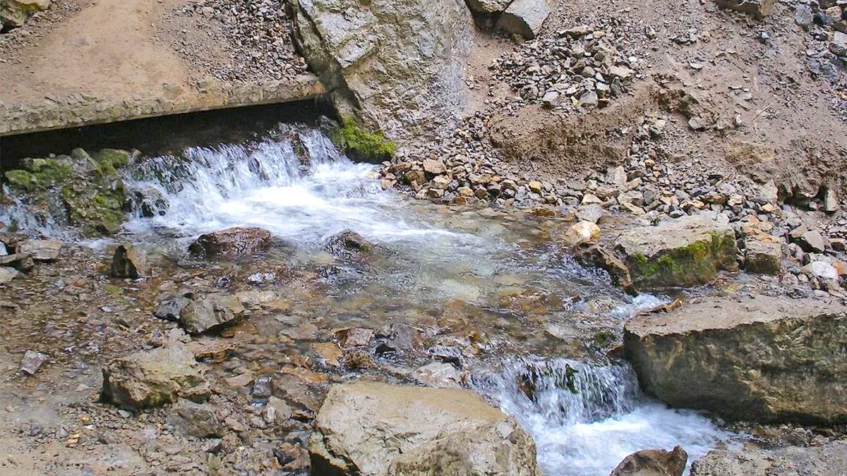 mystery-of-wyomings-periodic-spring