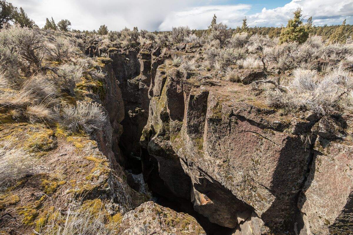 mysteries-behind-oregons-crack-in-the-ground