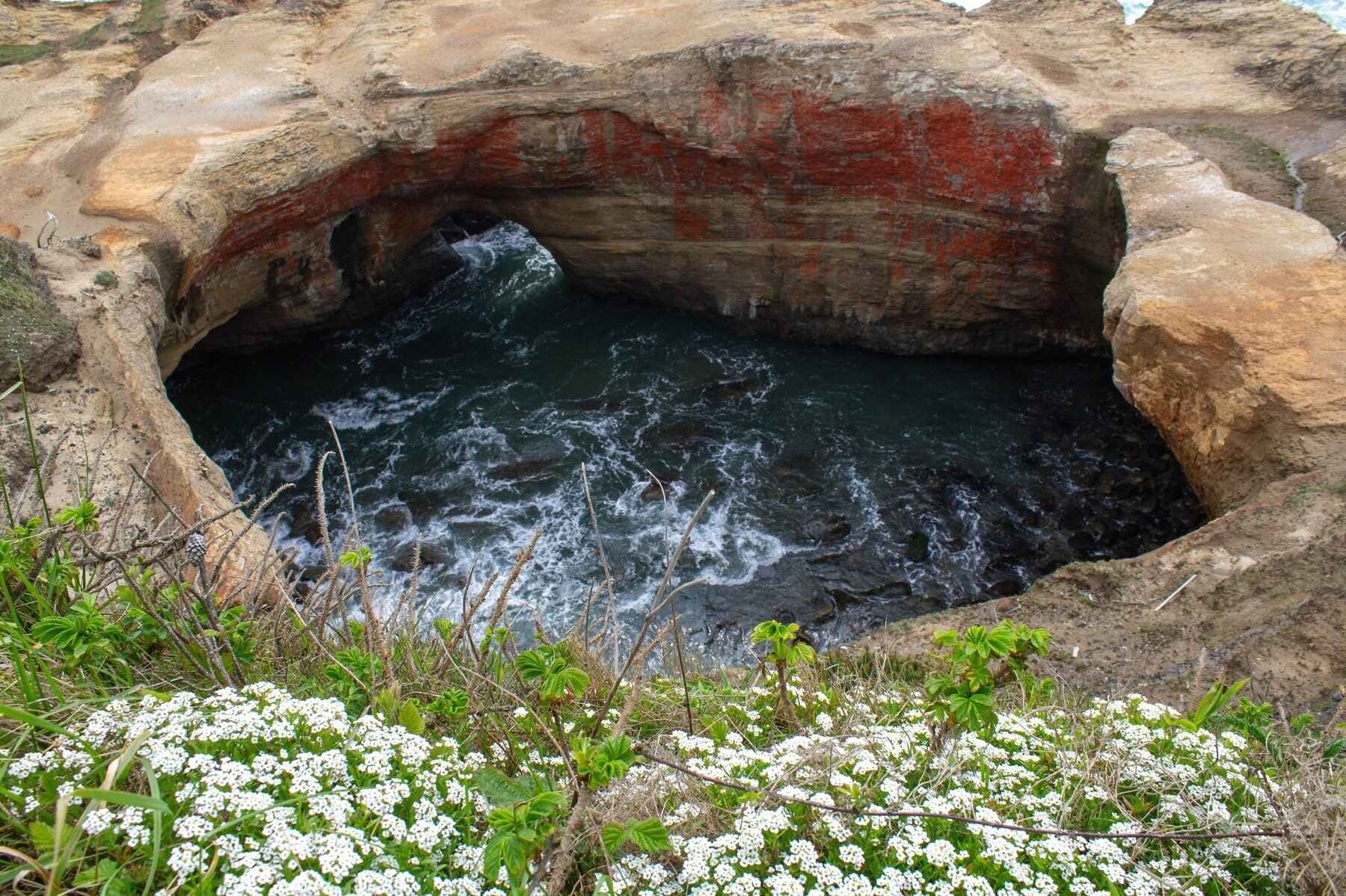 mysteries-behind-oregons-devils-punchbowl