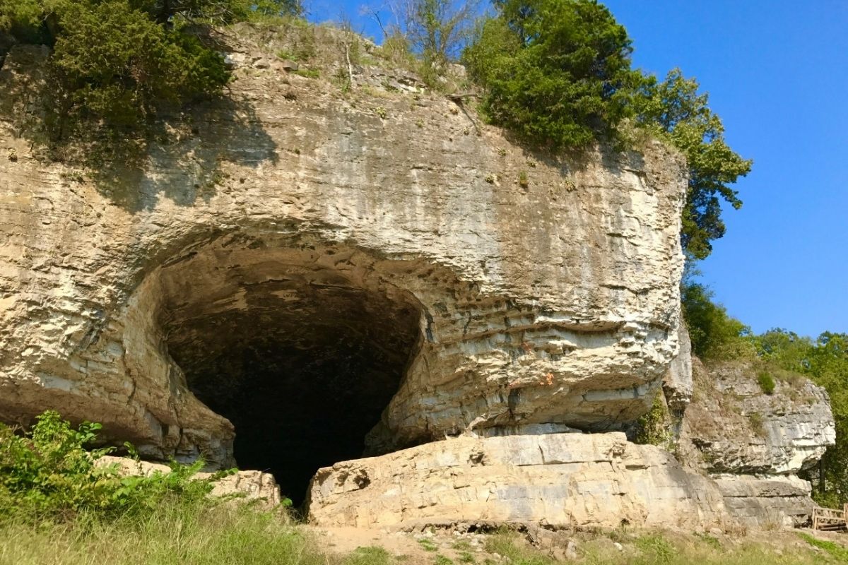 Mysteries-Inside-Mississippi8217s-Rock-Cave mysteries-inside-mississippis-rock-cave