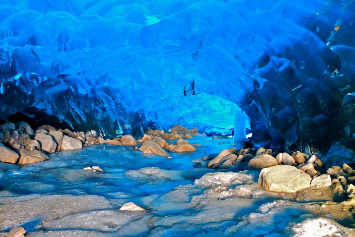 mysteries-of-alaskas-mendenhall-caves