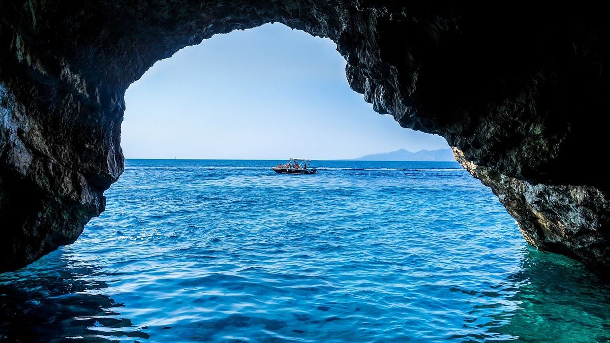 Mysteries-Of-Hawaii8217s-Ancient-Cave-Waters mysteries-of-hawaiis-ancient-cave-waters