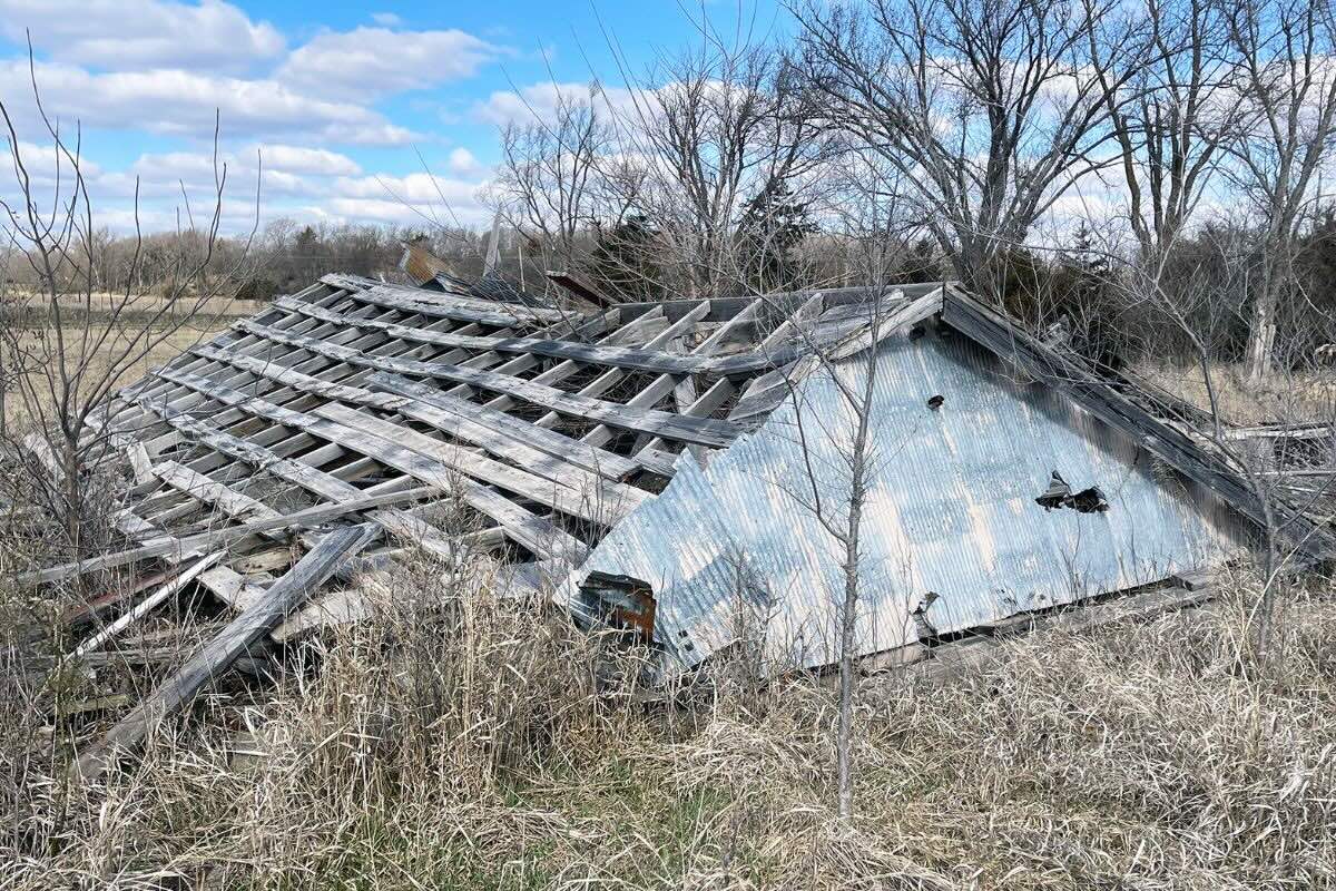 mysteries-of-kansas-ghost-station-paths