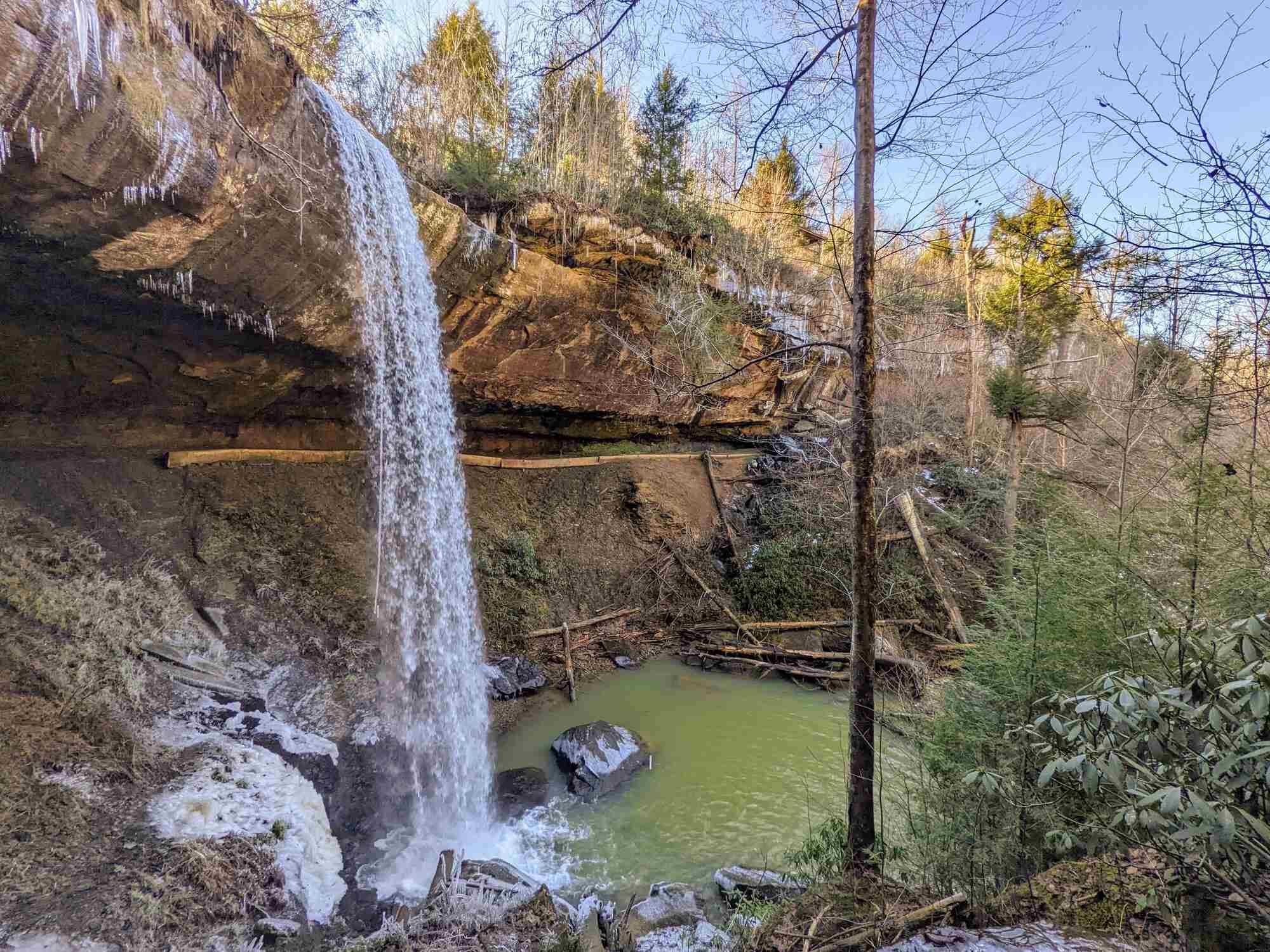 mysteries-of-kentuckys-broke-leg-falls