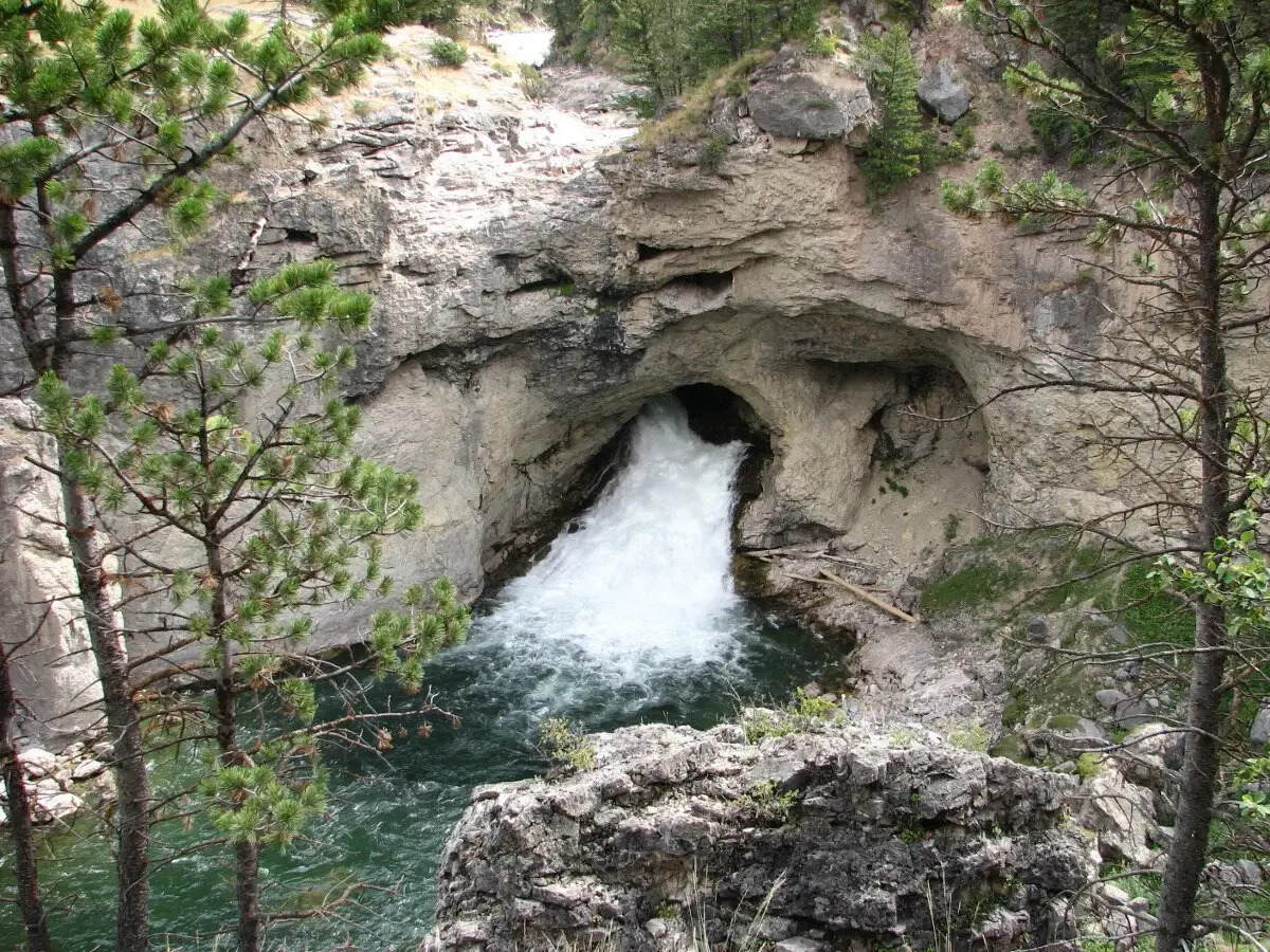 secrets-behind-montanas-natural-bridge