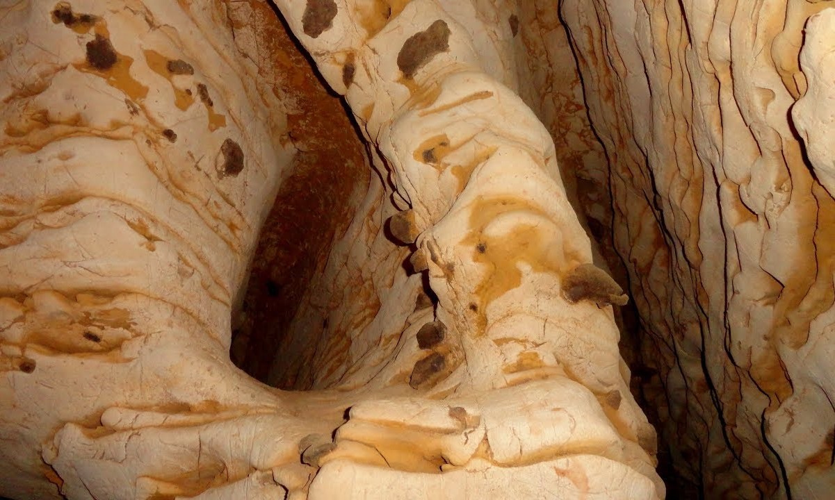 secrets-beneath-missouris-cameron-cave