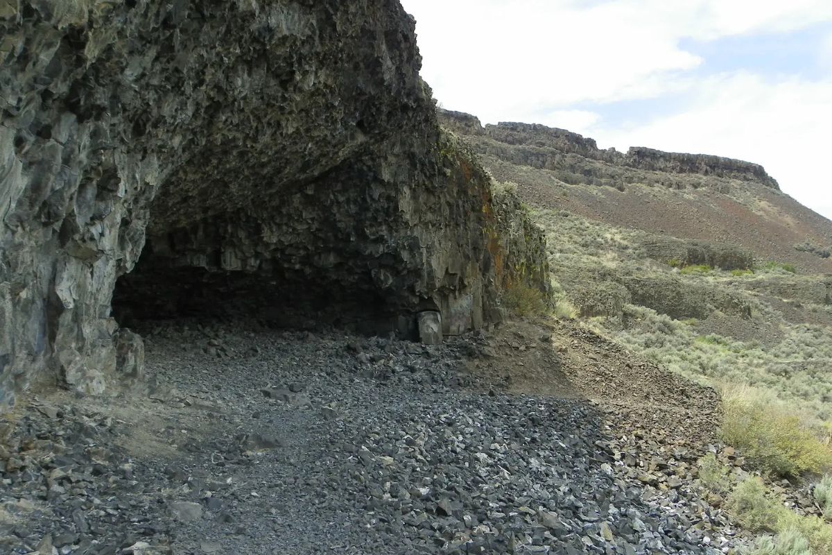 Secrets-Hidden-In-Washington8217s-Boulder-Cave secrets-hidden-in-washingtons-boulder-cave