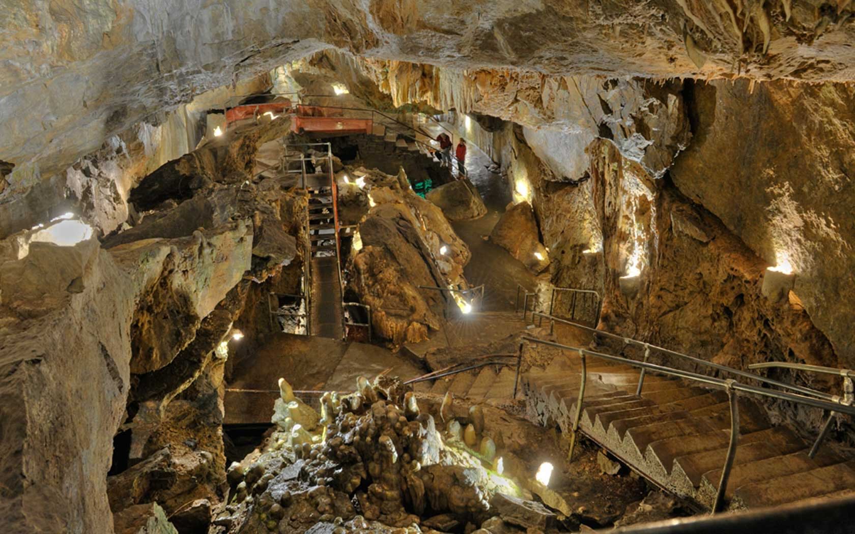 secrets-inside-pennsylvanias-crystal-cave