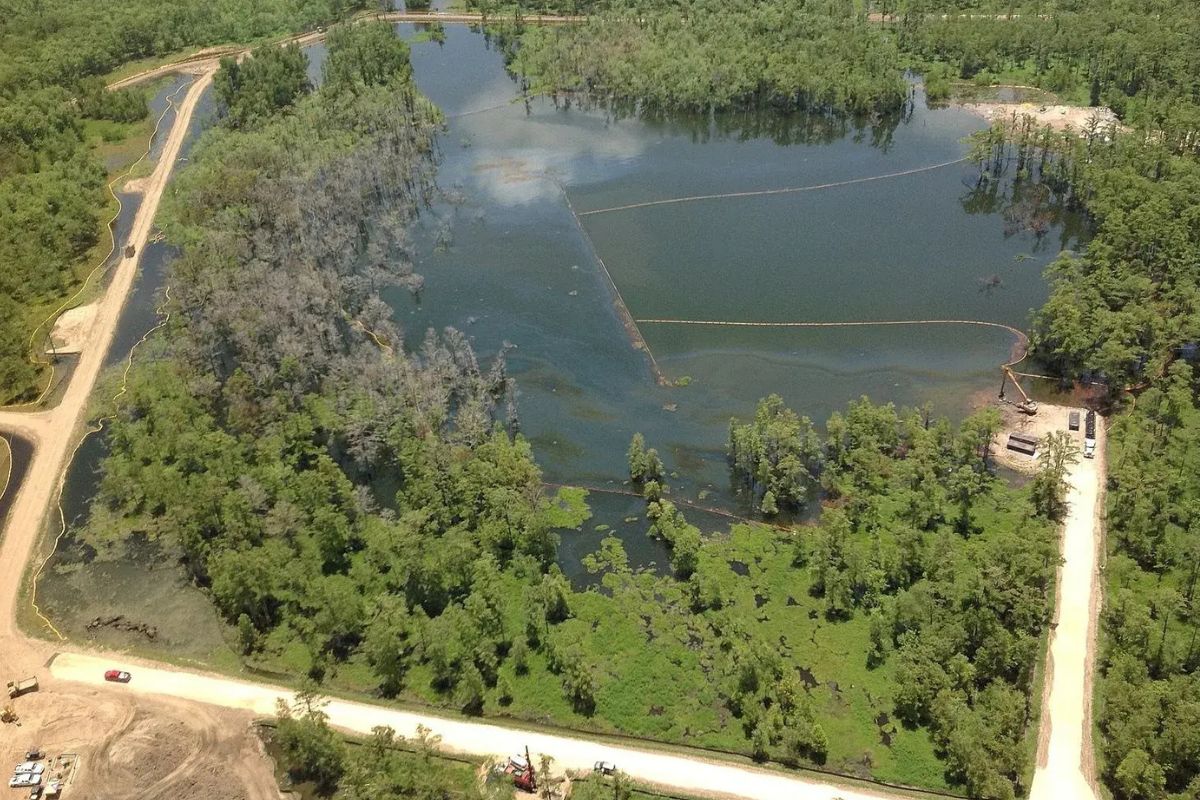 secrets-lurking-in-louisianas-bayou-corne