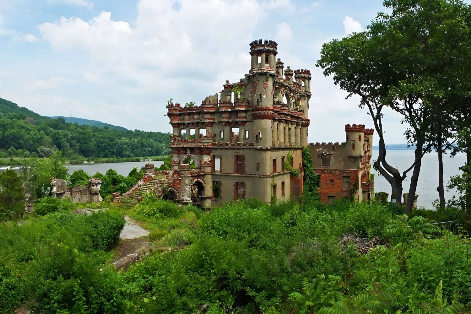 secrets-of-new-yorks-forgotten-castle