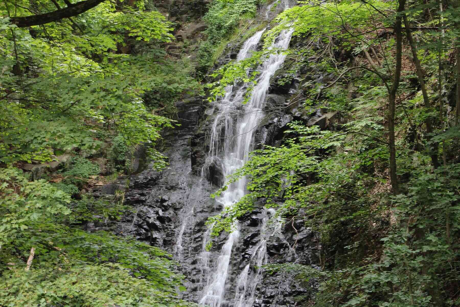 connecticut-roaring-brook-mystery