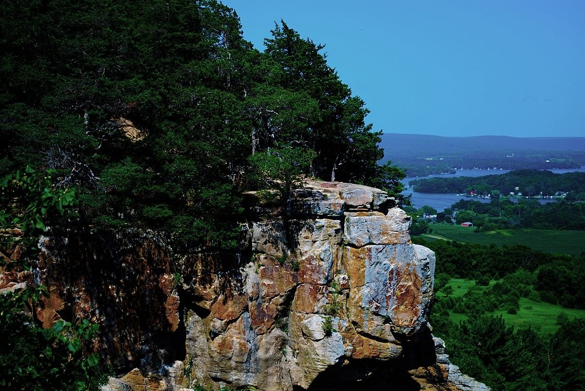 hidden-frost-gardens-of-wisconsins-magnesian-escarpment