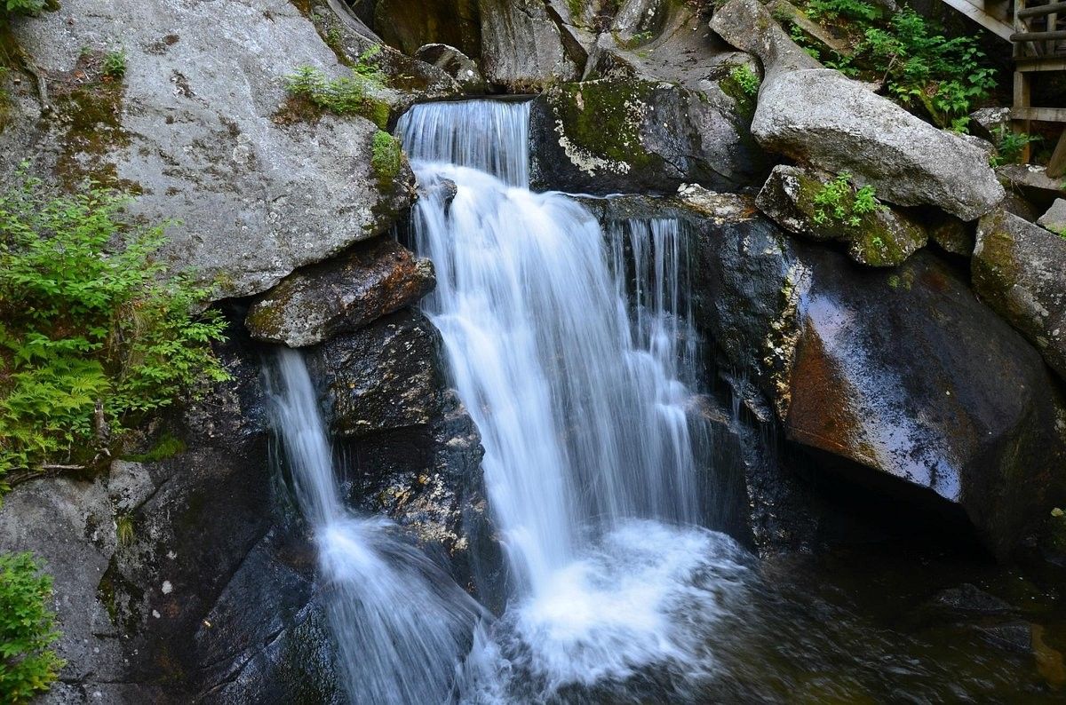 secrets-of-new-hampshires-boulder-cave
