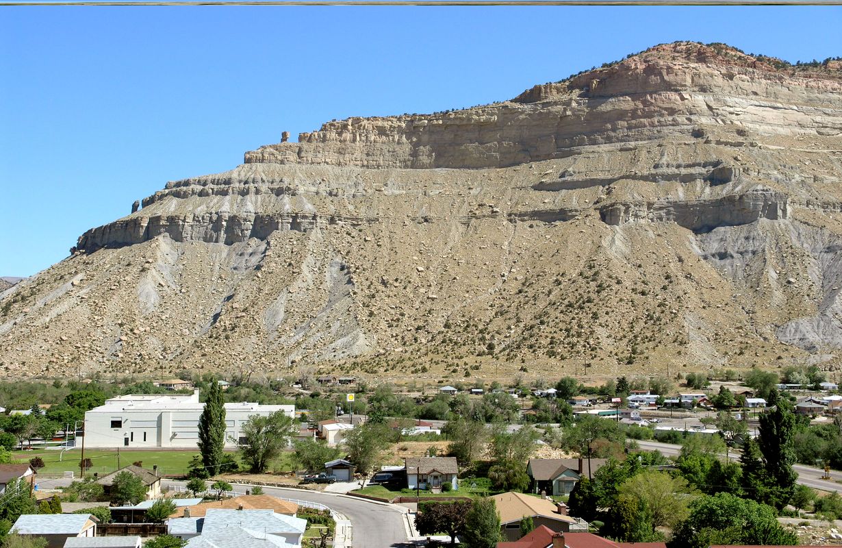 hidden-sandstone-arches-in-colorados-book-cliffs