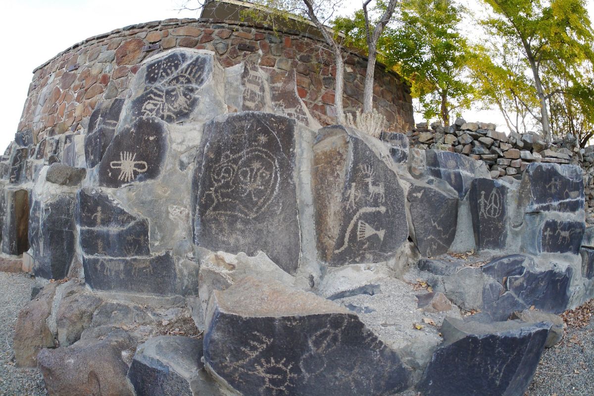 secrets-of-washingtons-ancient-petroglyph-sites