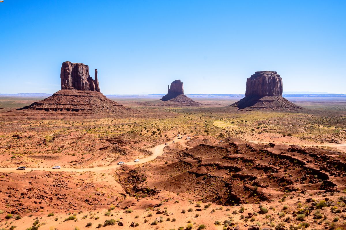 hidden-desert-buttes-of-arizonas-monument-valley