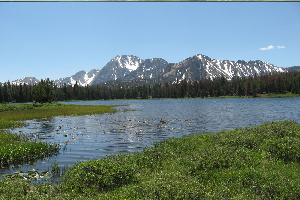 hidden-mountain-lakes-in-idahos-white-cloud-mountains