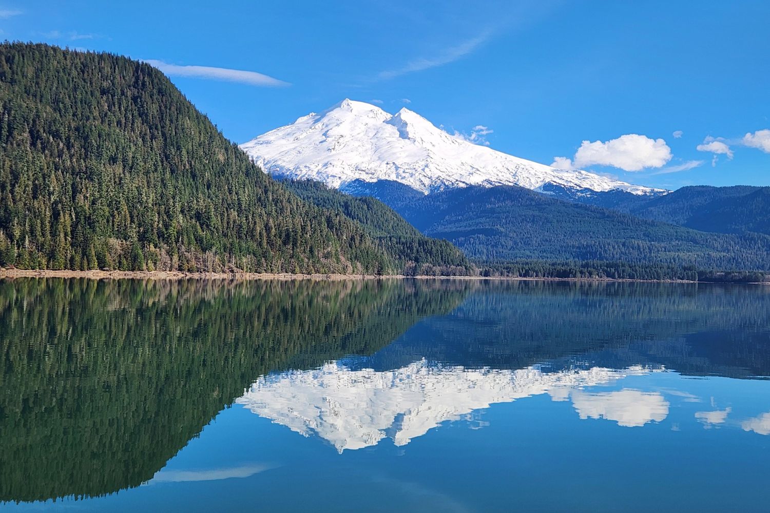 hidden-mountain-lakes-of-baker-lake-in-washington