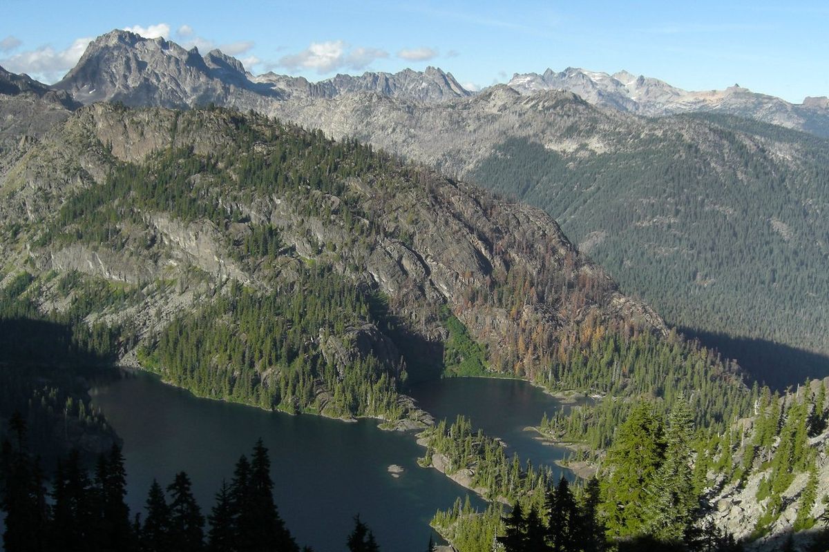 hidden-mountain-lakes-of-washingtons-spectacle-lake