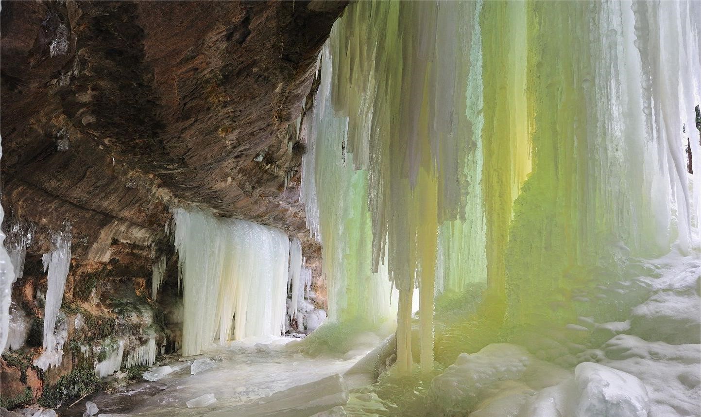 michigans-hidden-winter-ice-caves-and-waterfalls