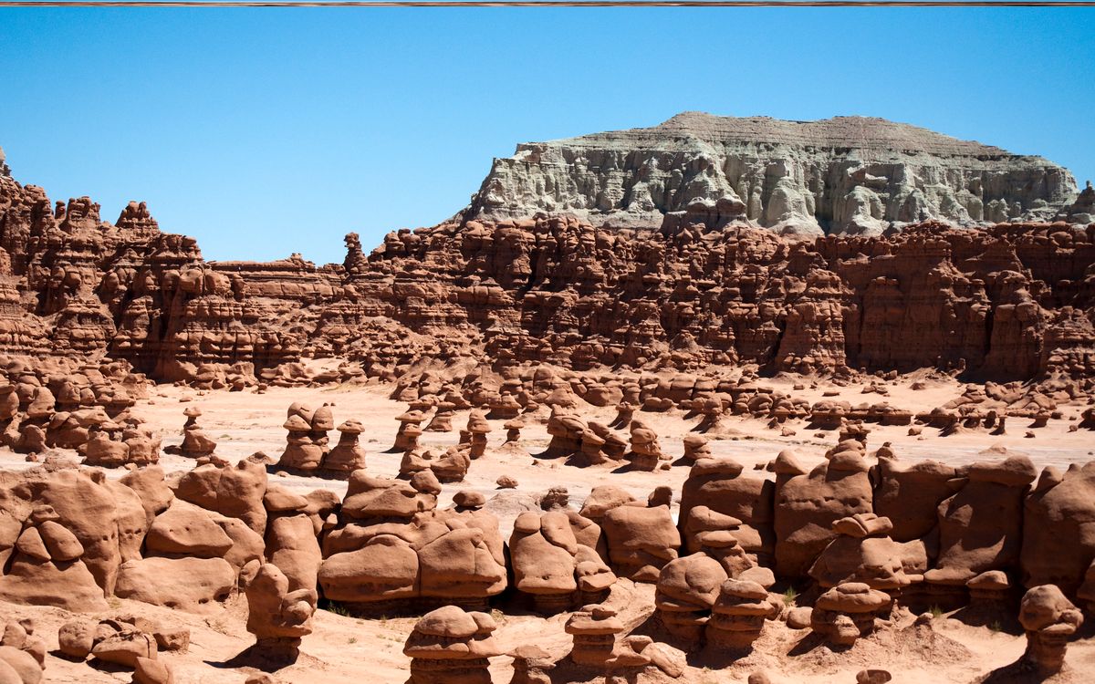 mysterious-desert-landscapes-of-utahs-goblin-valley