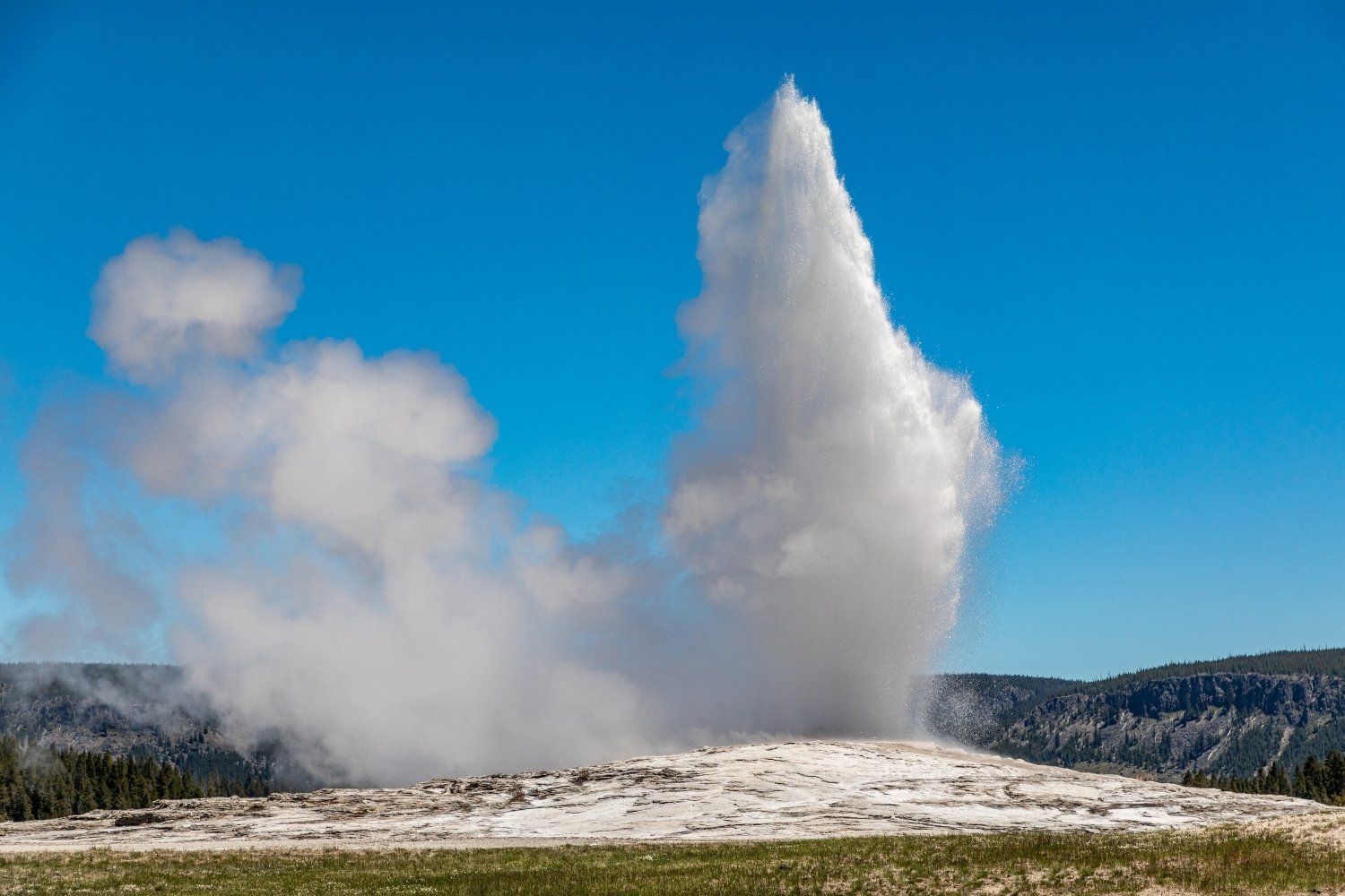 Mysterious-Geyser-Fields-Of-Wyoming8217s-Yellowstone mysterious-geyser-fields-of-wyomings-yellowstone