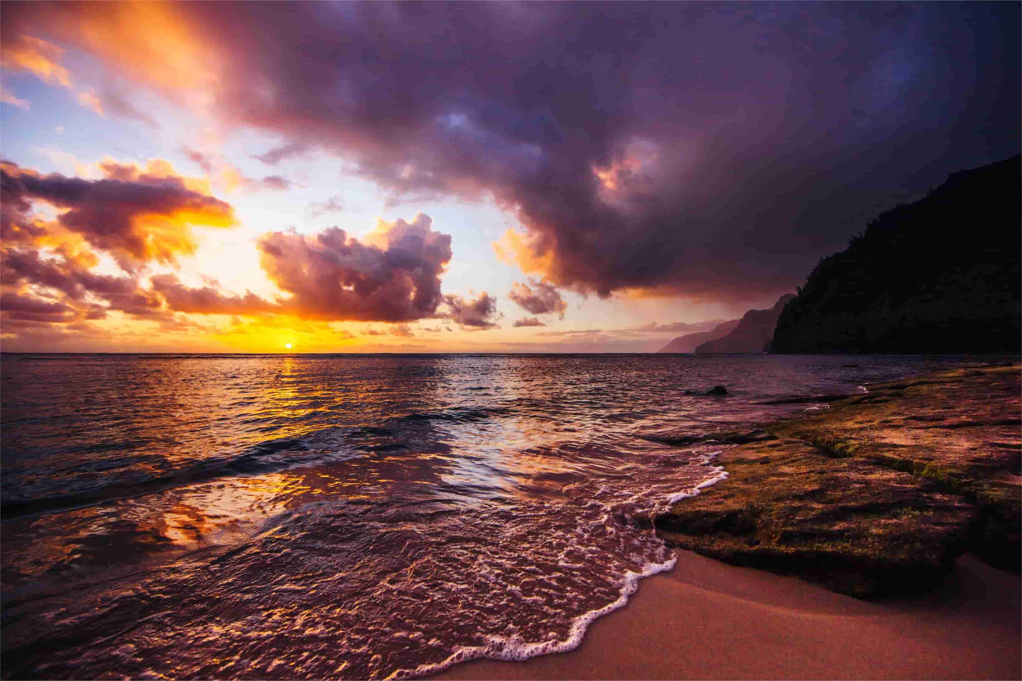 mysterious-ocean-sunsets-of-hawaiis-napali-coast