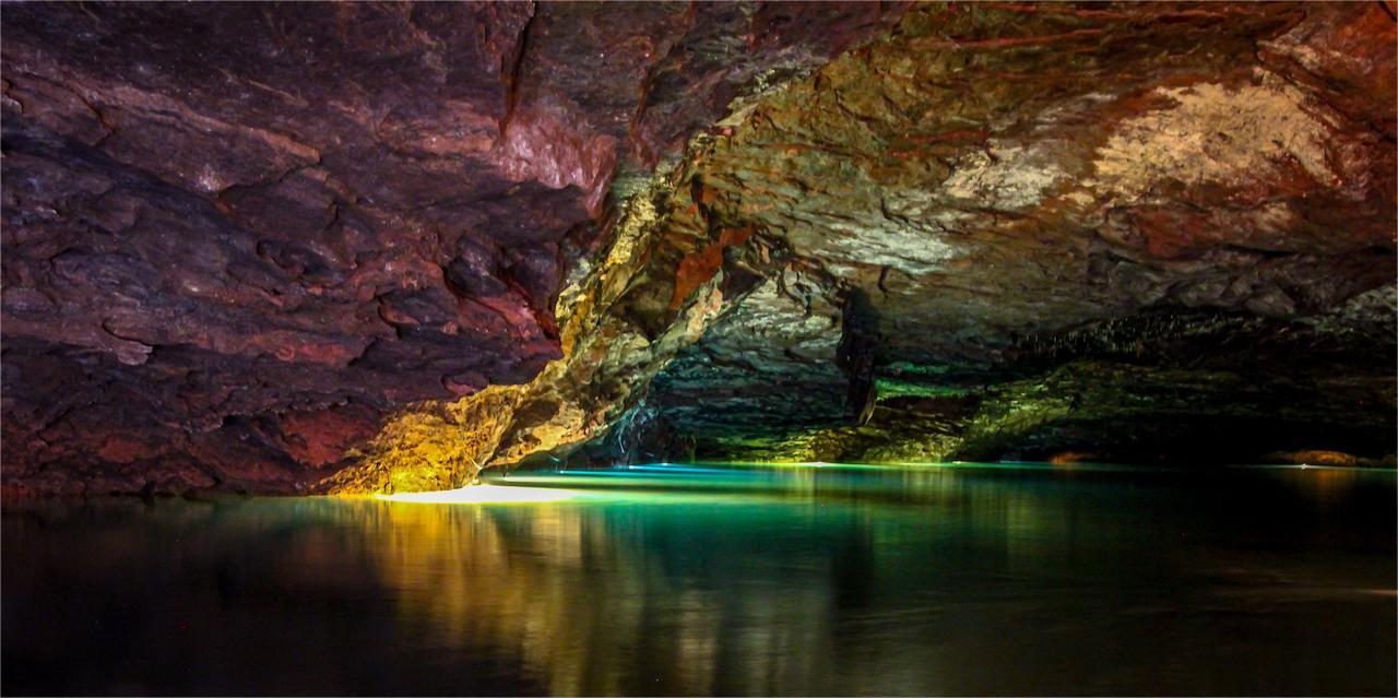 tennessees-hidden-glowing-rivers-and-caverns