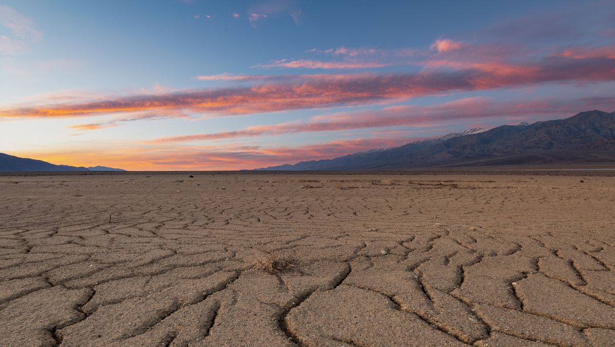 The-Secrets-Of-Death-Valley8217s-Geometric-Mud-Cracks the-secrets-of-death-valleys-geometric-mud-cracks