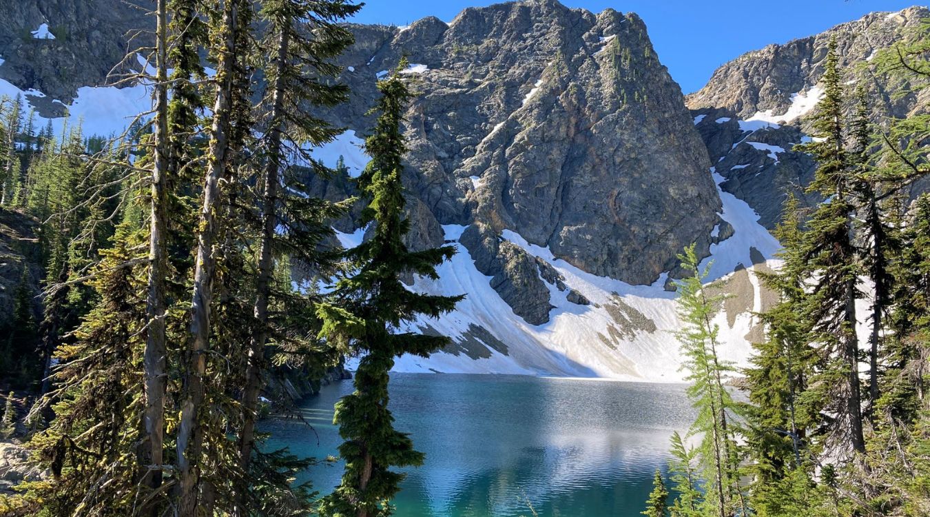 cobalt-blue-mountain-lakes-in-washingtons-north-cascades
