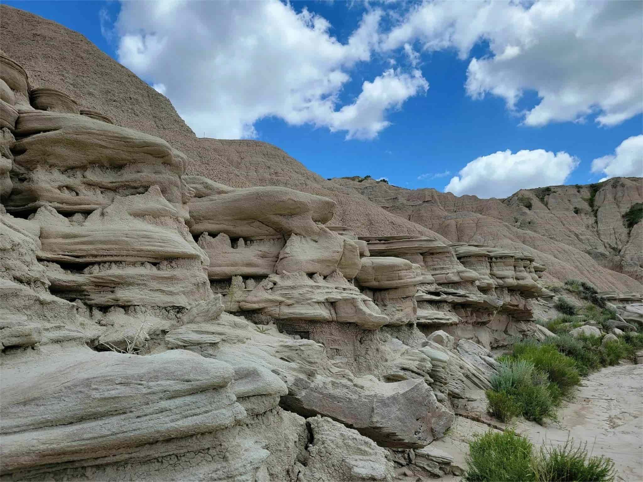 curious-stone-studded-prairie-landscapes-of-nebraskas-toadstool