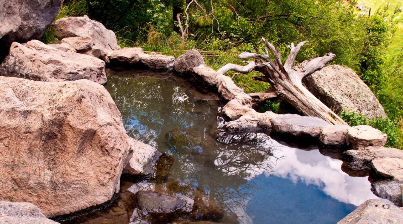 hidden-jewel-toned-springs-in-new-mexico