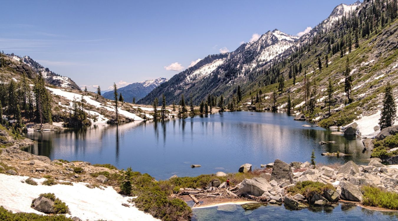 hidden-jewel-toned-tarns-in-californias-trinity-alps