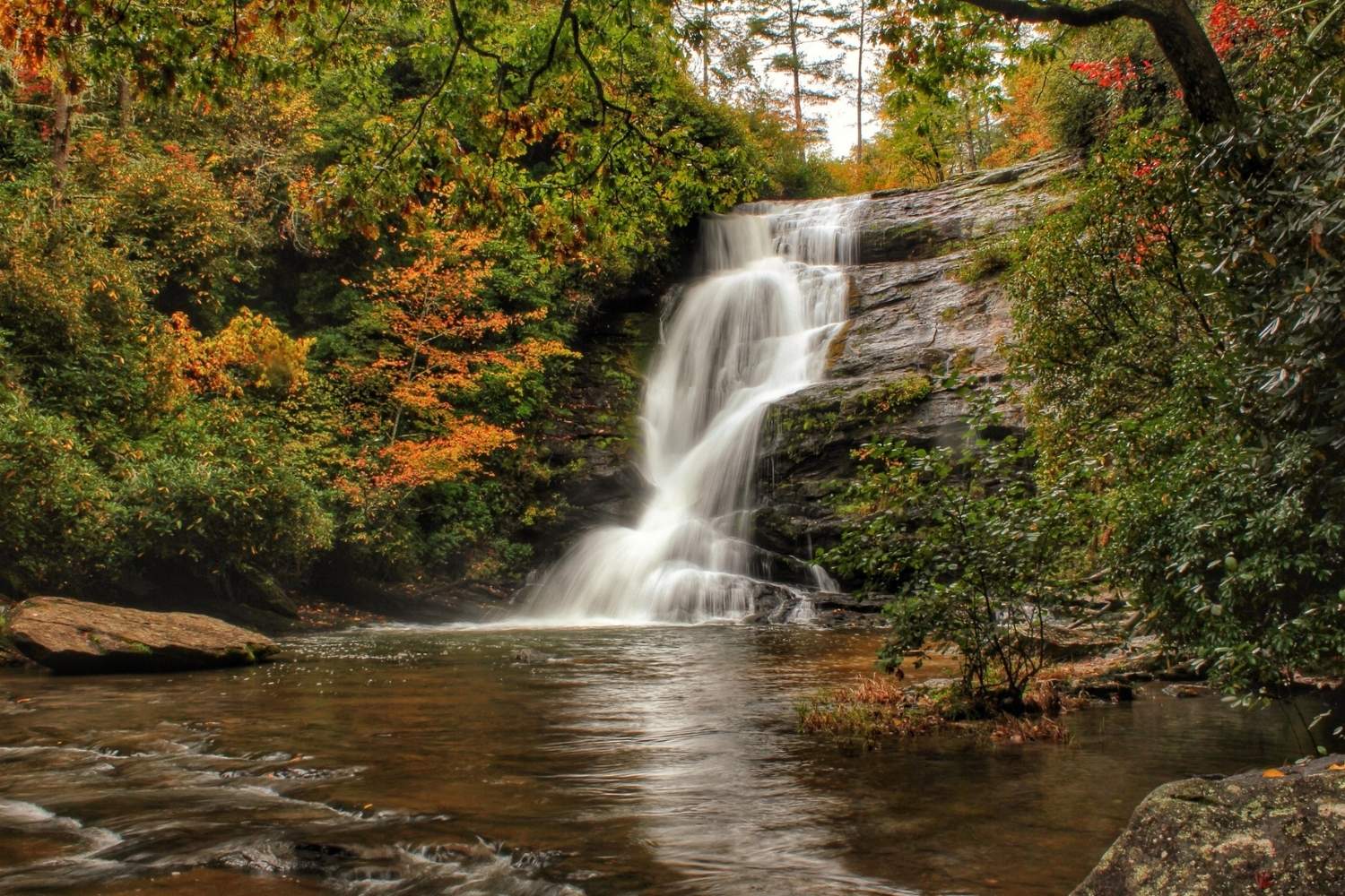 hidden-mountain-waterfalls-in-north-carolinas-highlands
