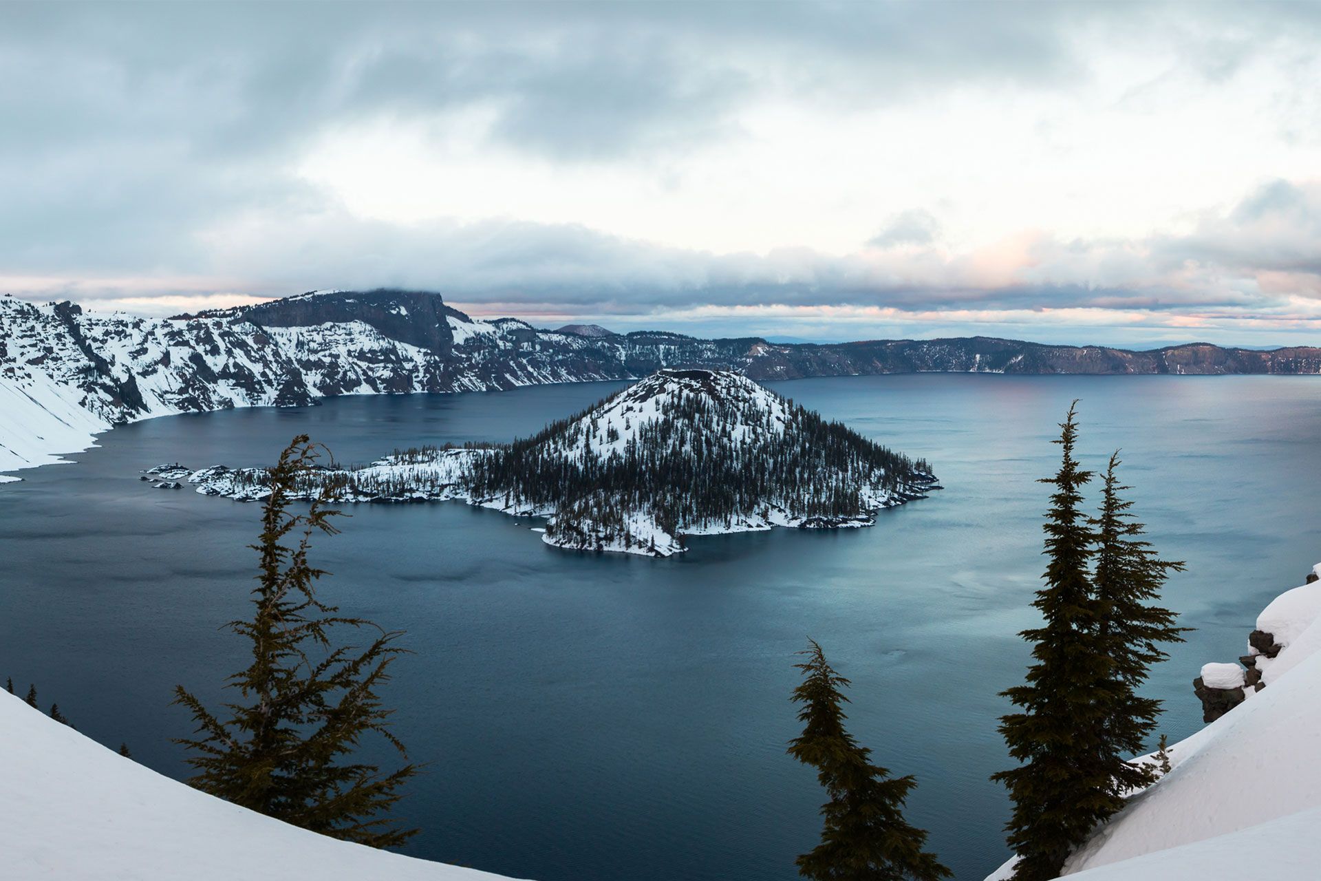 hidden-trails-of-crater-lake-in-winter