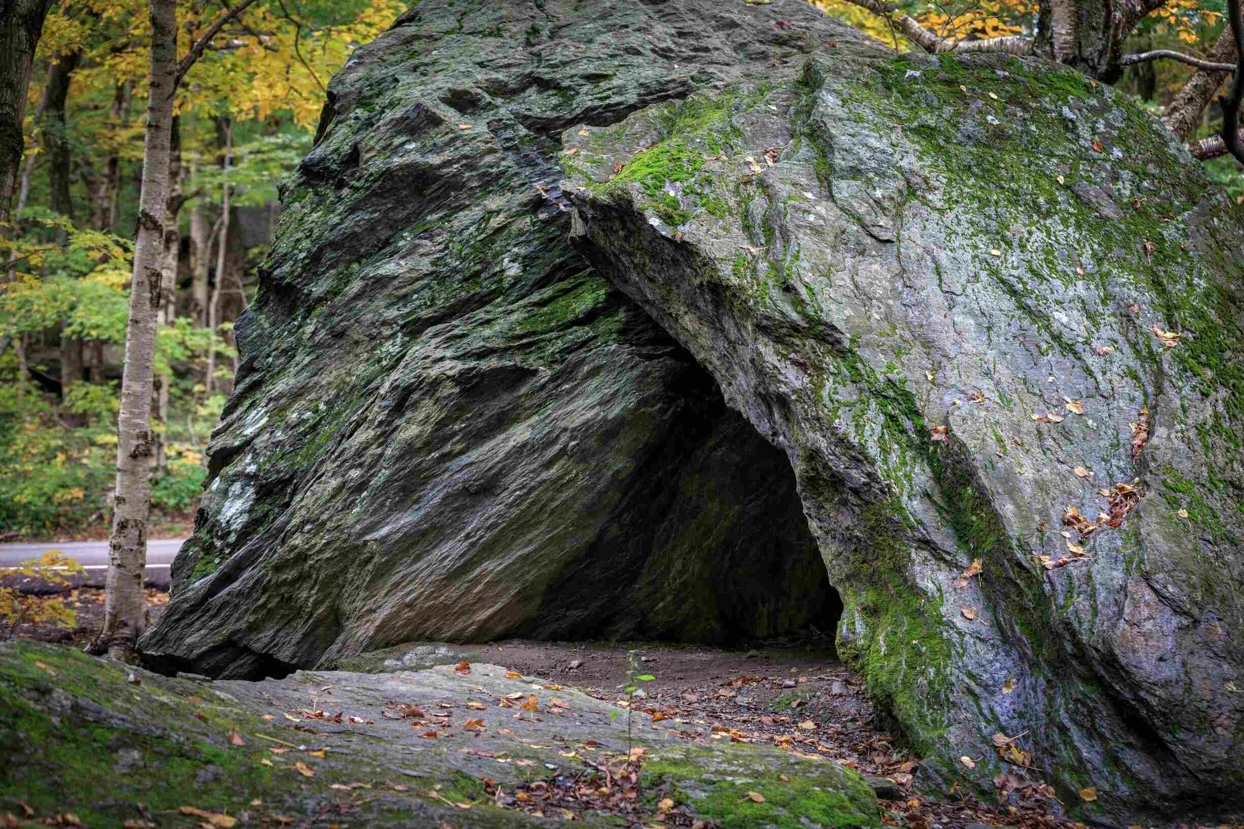 hidden-treasures-of-vermonts-smugglers-notch-boulder-caves