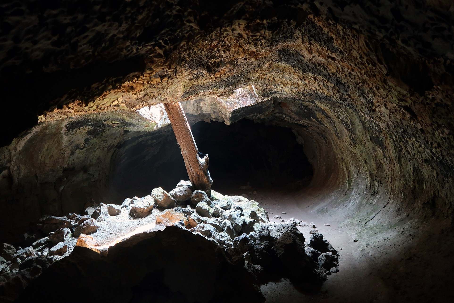 hidden-wonders-of-californias-lava-beds-national-monument-mushpot-cave